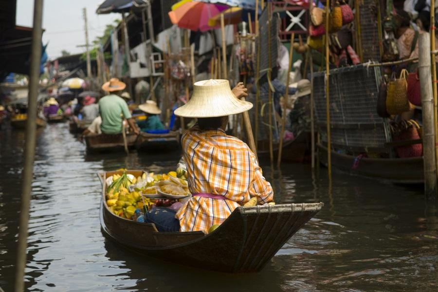 floating-market-thailand_iStock_157400152_900x600