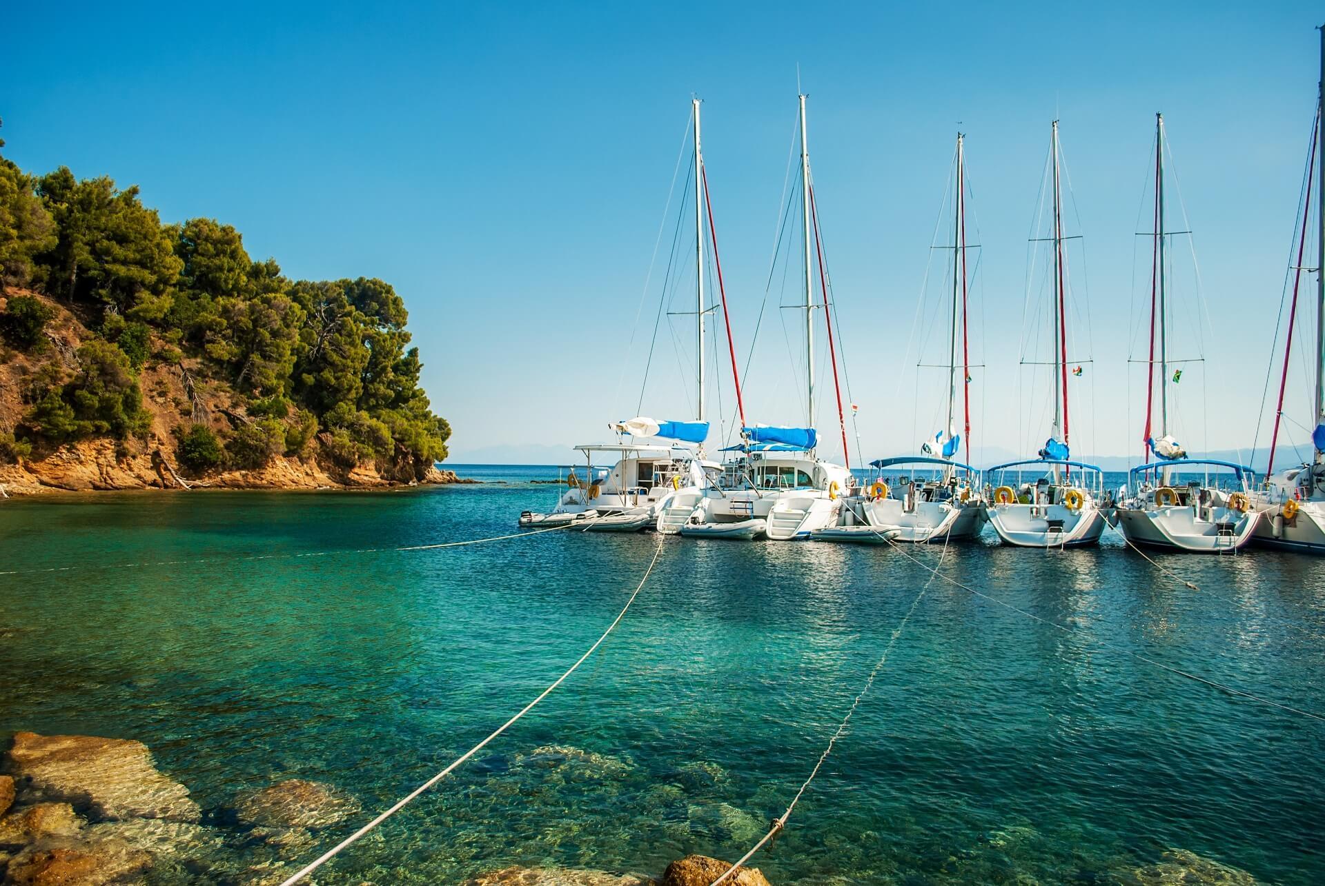 Particularly many sailboats and yachts anchor off Skiathos