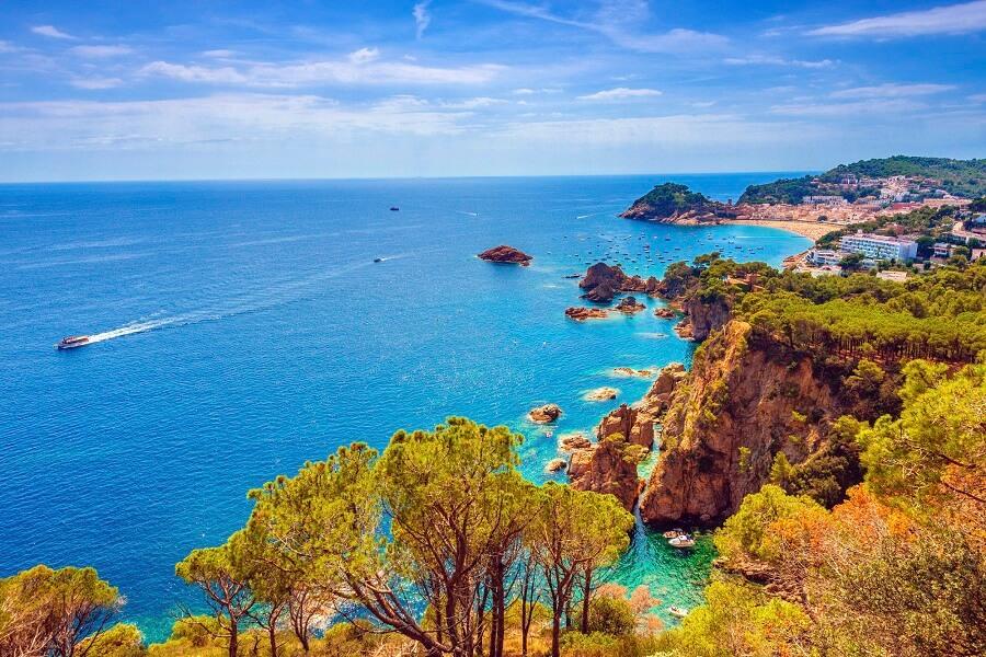 tossa-del-mar-costa-brava-istock_000062432328_large_mini