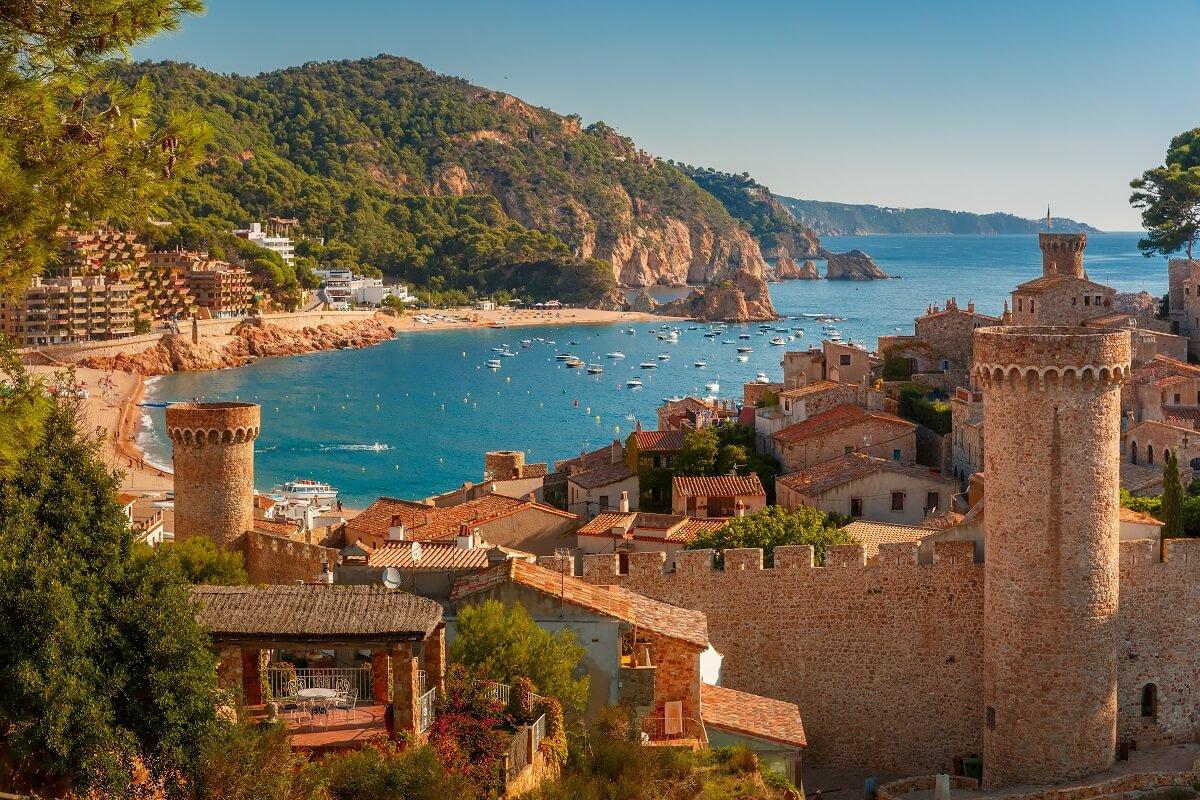 Tossa-de-Mar-an-der-Costa-Brava_GettyImages-509288876