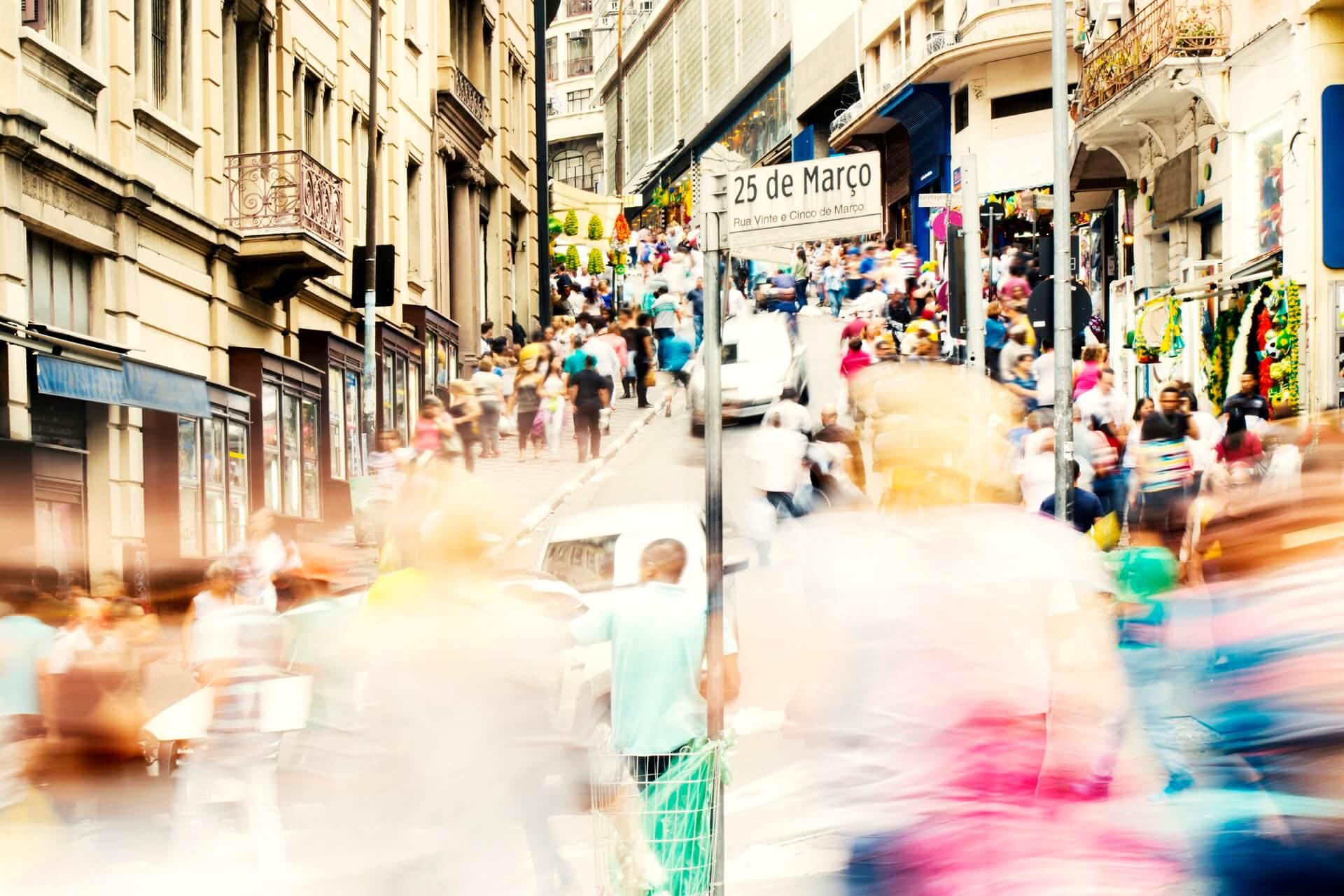 Rua 25 de Março is full of life