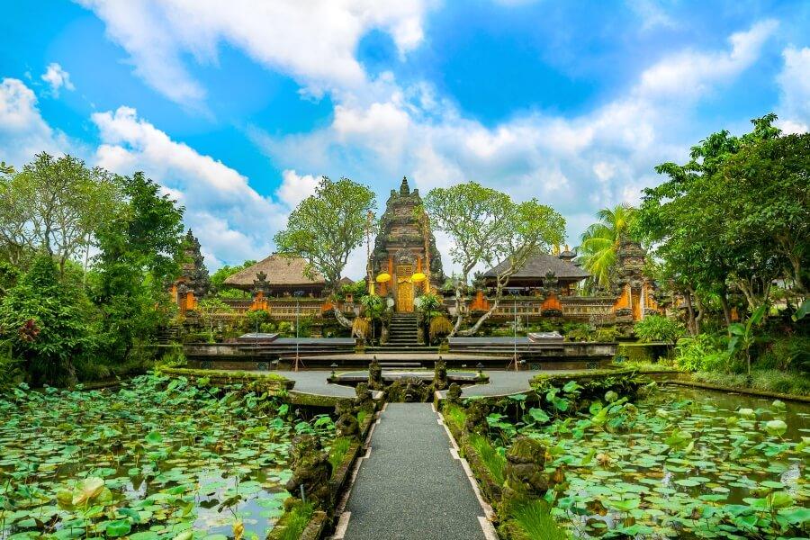 If you want to follow in Julia Roberts' footsteps from the movie Eat, Pray, Love, you must travel to Italy, India, and Bali. Let's focus on one destination I have long been enamored with: Bali. Most scenes were filmed in Bali's artist town of Ubud, where the beautiful Panchoran Retreat, featured in the film, is located. Other filming locations include the Monkey Forest and the beaches around Lovina in the north of the island. You will find even more inspiration and Bali tips for a perfect vacation in my travel magazine.
