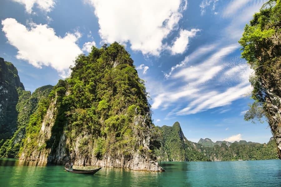 Sales_Thailand_Surat-Thani-Ratchaprapha-Dam-or-Chieo-Lan-Dam-Khao-Sok-National-Park-3782OXP-Foto-Tourism-Authority-of-Thailand
