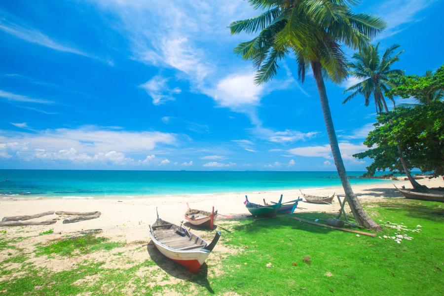 Strand-und-Fischerboot-koh-Lanta-Thailand_shutterstock_641547631_900x600