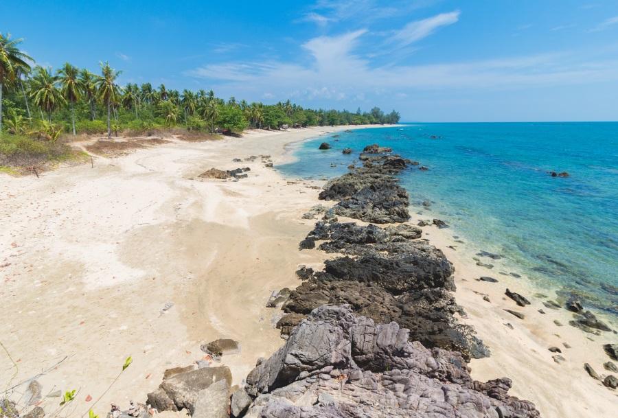 Andaman-sea-View-of-koh-Jum-island-krabiThailand_shutterstock_404009794_900x600