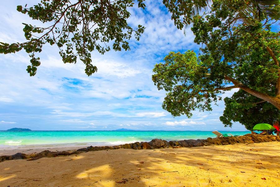 Laem-Tong-beach-Phi-Phi-island-Krabi-Thailand_shutterstock_1047962116_900x600