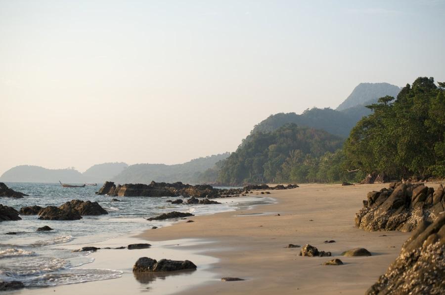 Ao-Si-Beach-Koh-Jum-Island_GettyImages-104447567_900x600
