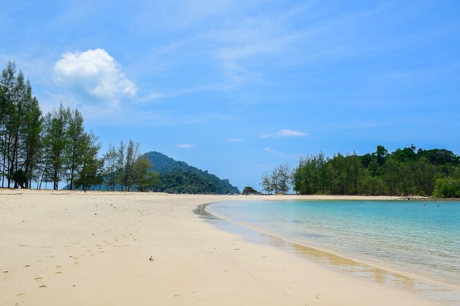 Laem-Son-Beach_shutterstock_1377254006_900x600
