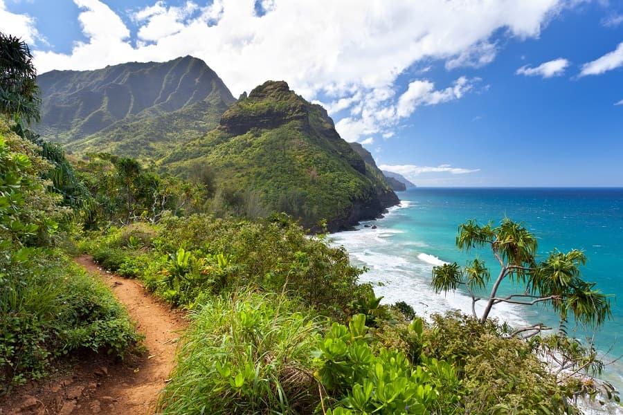 Kalalau Trail, Kauai, Hawaii: This 18-kilometer trail along the Na Pali coast is considered one of the most scenic yet dangerous in the world. Especially because it is partly very slippery and steep.