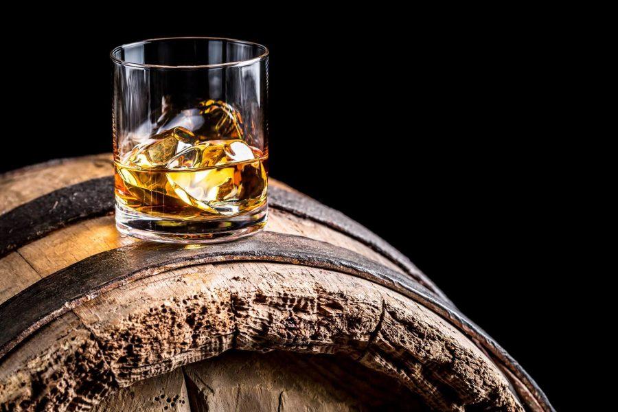 Glas-Whiskey-and-Ice-on-old-wooden-barrel-iStock-464455174