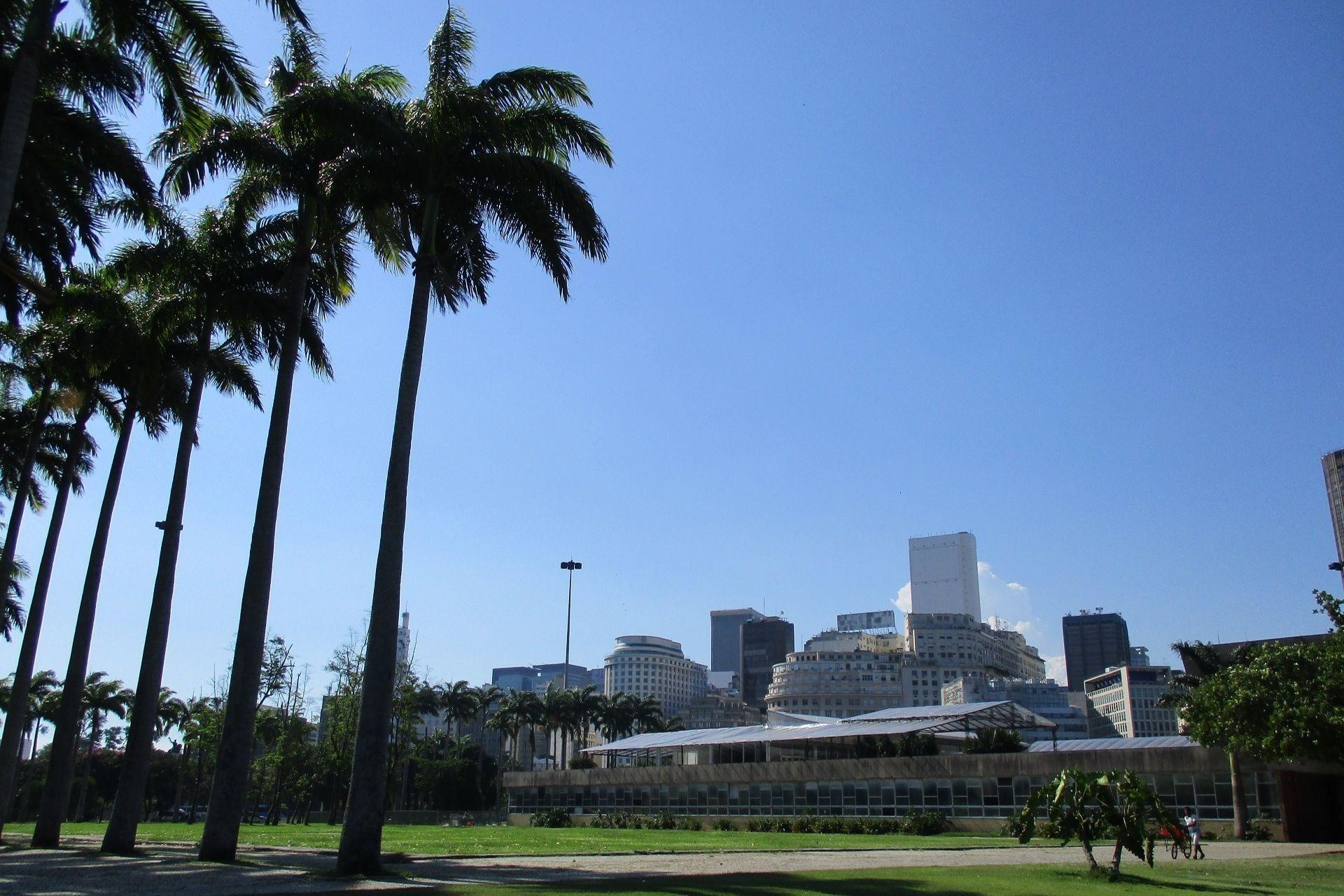The walk from the Marina to Sugarloaf Mountain offers a beautiful environment
