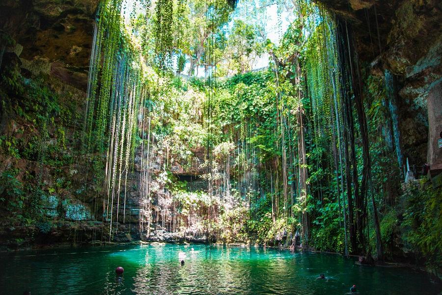 Cenote Ik Kil near Chichén Itzá
