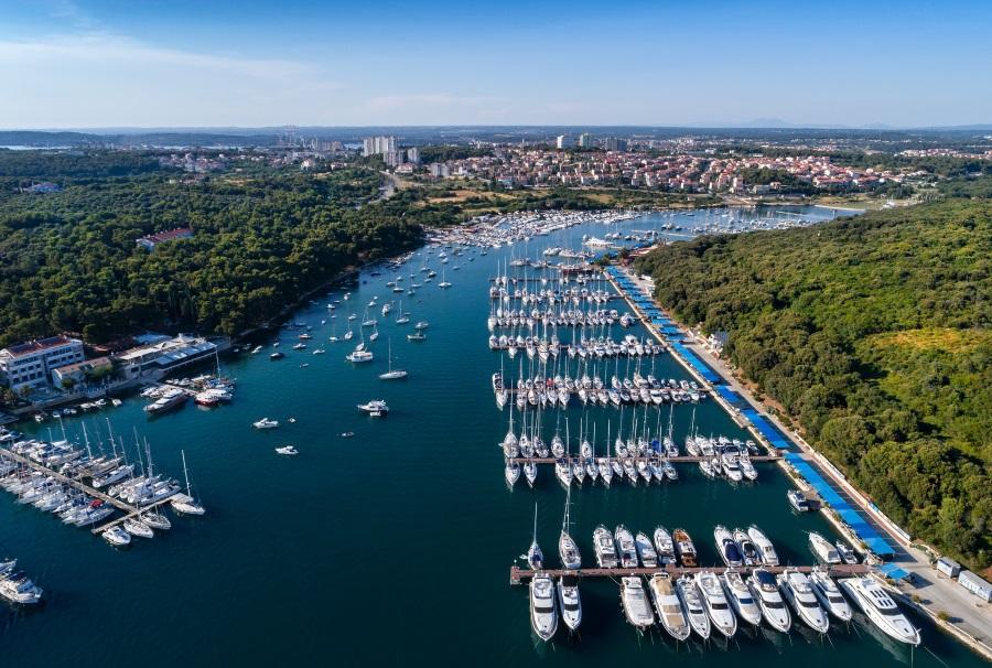 areal-view-pula-hafen-kroatien_shutterstock_667671508_900x600