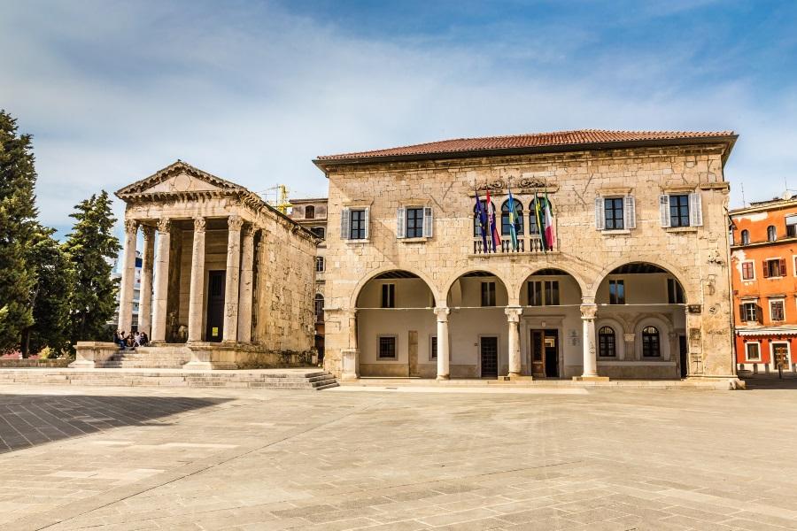 augustustempel-pula-kroatien-shutterstock_380638273_900x600
