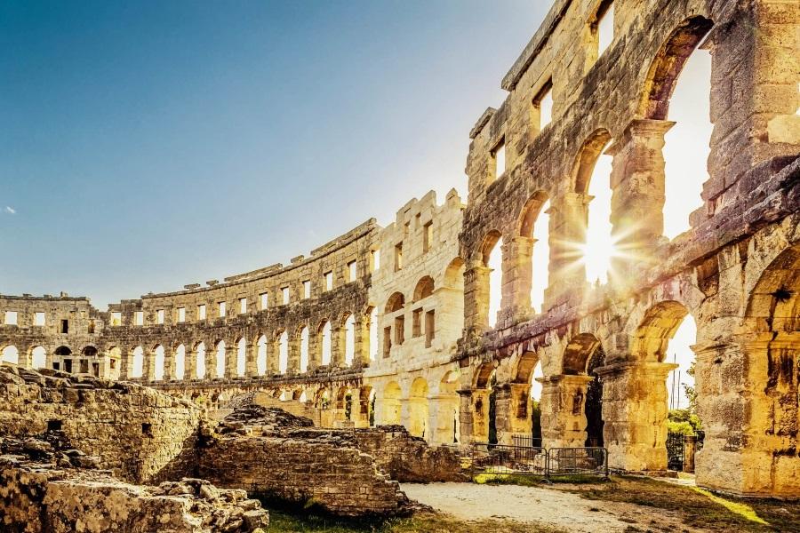 Amphitheater-Pula-Croatia_iStock_21089452_900x600