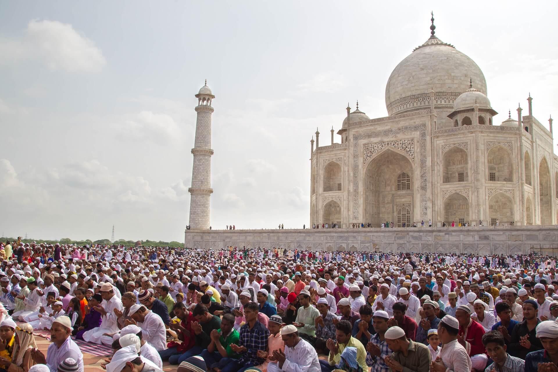 The prayer of oath at the Taj Mahal in India