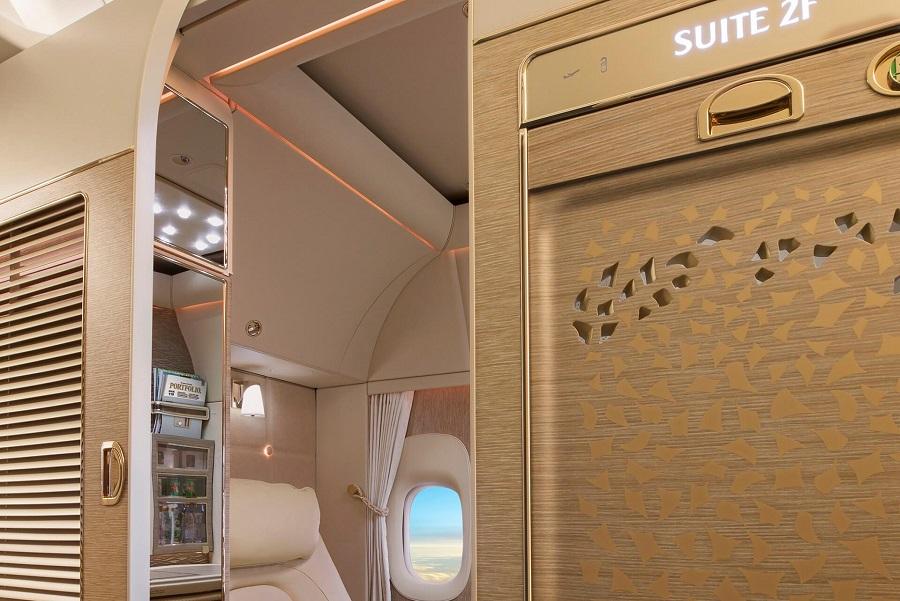Assento de couro branco na Suíte da Primeira Classe da Emirates