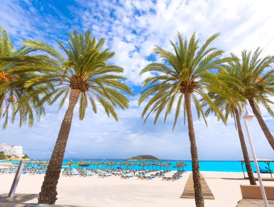 Mallorca-Magaluf-Magalluf-beach-in-Calvia-Mallorca-at-Balearic-islands-of-Spain_shutterstock_260274356