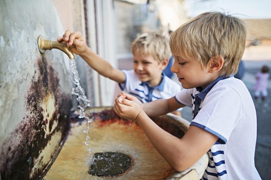 Children at a drinking fountain in Rome