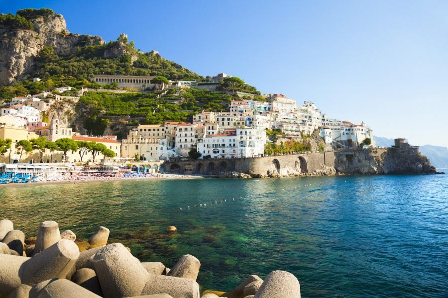 Amalfi_iStock-175432965_900x600