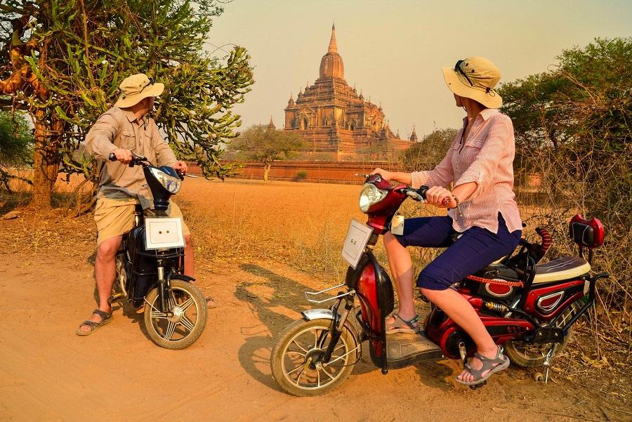 couple-in-bagan-myanmar-shutterstock_303445784-2
