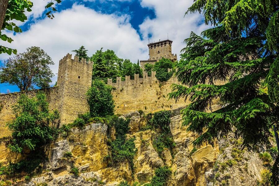 rocca-della-guaita-the-most-ancient-fortress-of-san-marino-italy-shutterstock_250547932-2