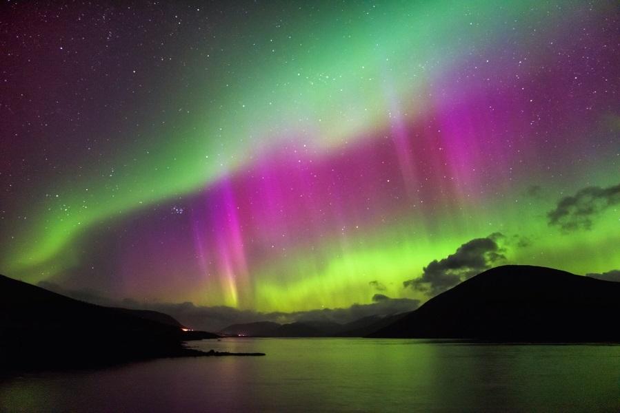 Aurora-Borealis-Northern-lights-Garve-highlands-Scotland-iStock-637908124_900x600