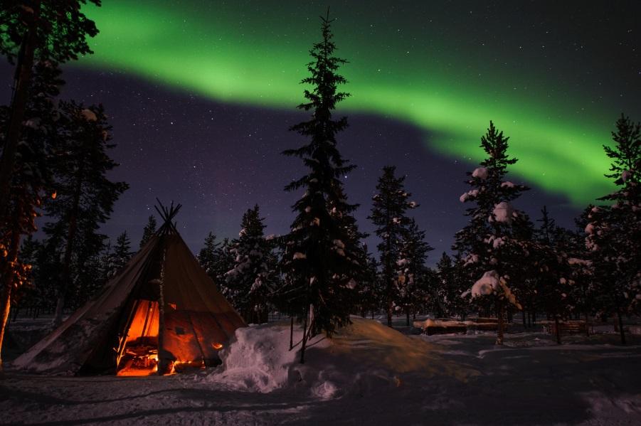 lola_akinmade_akerstroem-northern_lights-2602_900x600