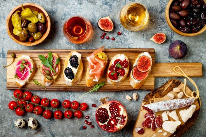 aperitif-table-with-italian-antipasti-snacks_shutterstock_754215307