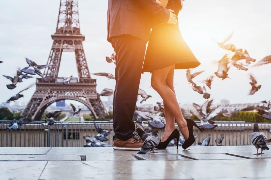 couple-near-eiffel-tower-in-paris