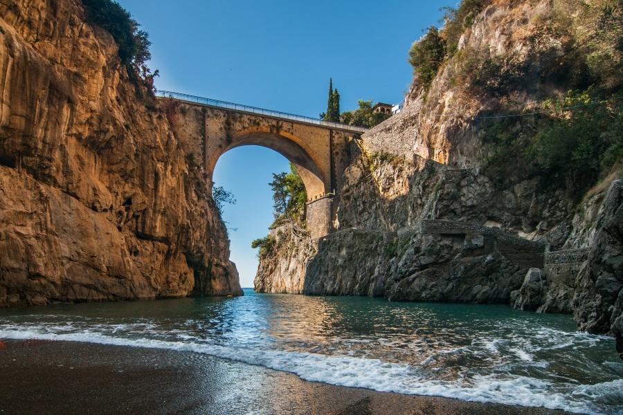 Furore-shutterstock_1031692573_900x600