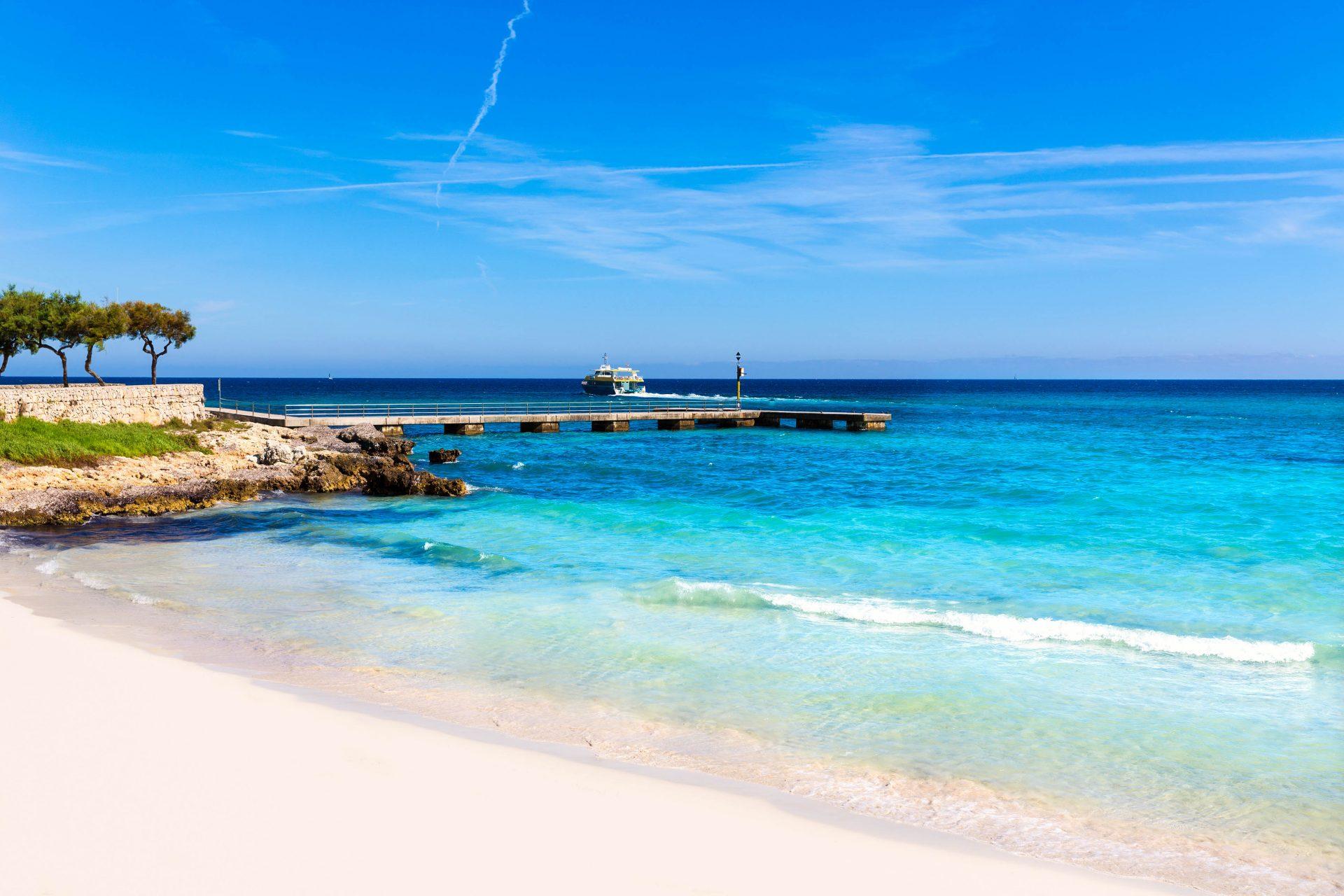 Relax at the sandy beach of Cala Millor in Mallorca
