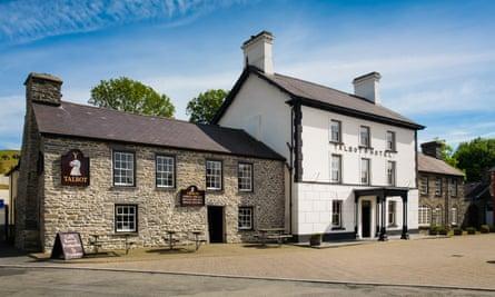 Y Talbot pub, Tregaron, exterior
