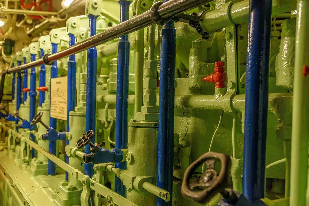 Rohre im technischen Museum U-995