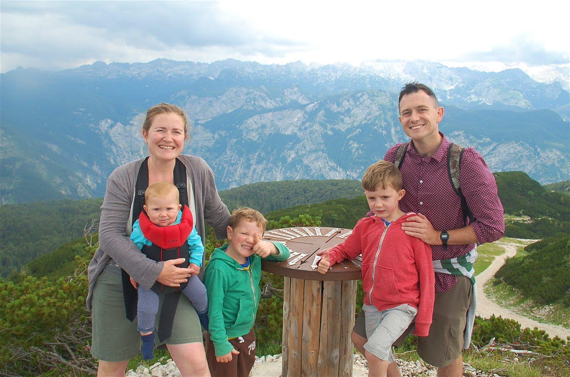 L’autrice con la famiglia in Slovenia. Le sensazioni del viaggio rimarranno impresse anche se i più piccoli non ricorderanno i dettagli © Imogen Hall