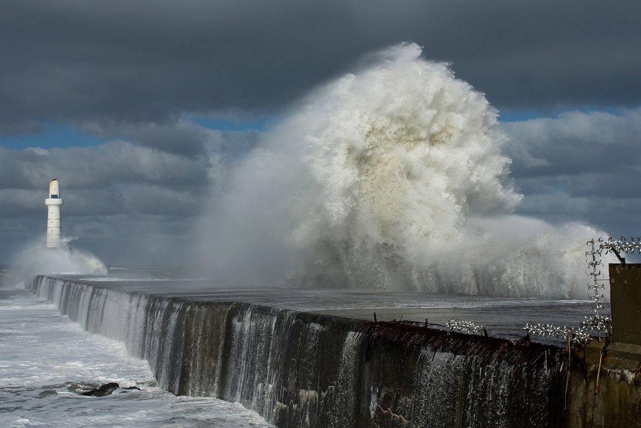 Una mareggiata all'Aberdeen Harbour. Credits Stephen Whitmarsh / Shutterstock