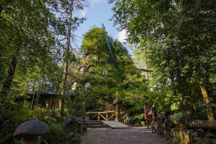 Un hôtel cascade qui se fond dans la nature
