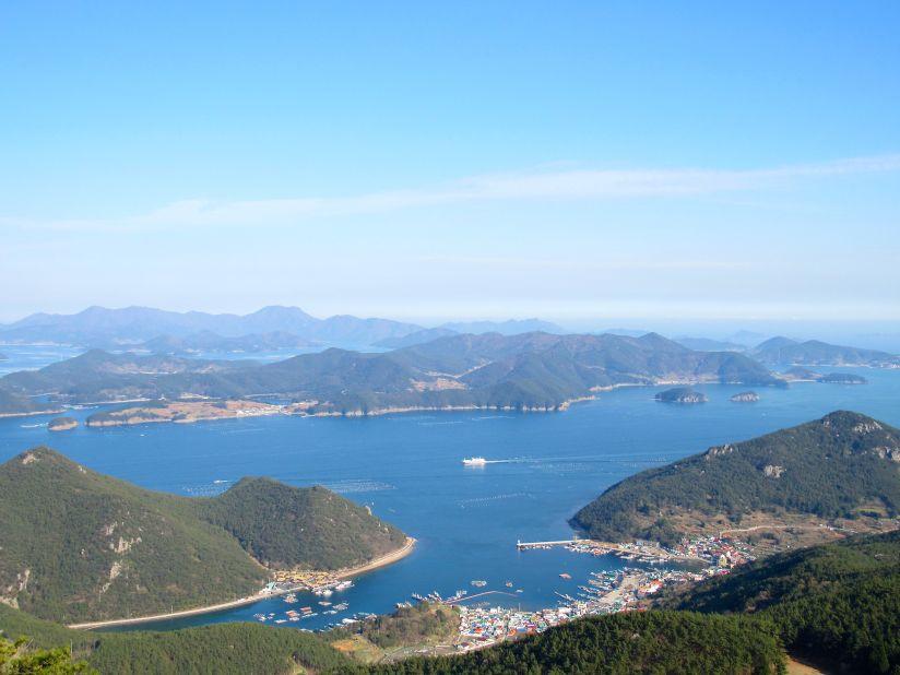 For 360-degree views of Tongyeong and Hallyeohaesang National Park, take a 10-minute cable car ride up to the top of <a href=