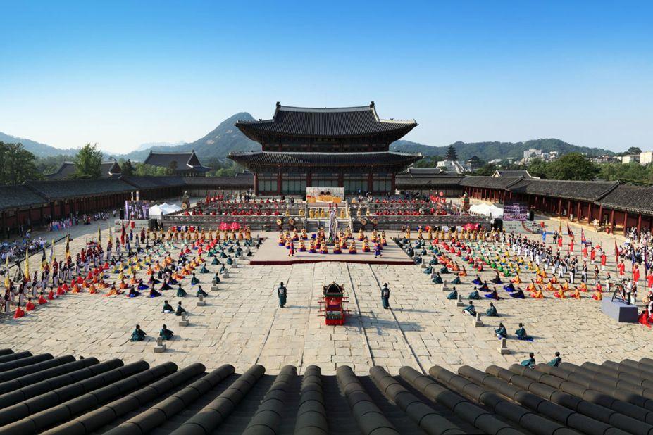 <strong>Geunjeongjeon, Gyeongbokgung: </strong>​Important state affairs were once conducted in the Geunjeongjeon, the Throne Hall of Gyeongbokgung Palace in Jongno-gu, Seoul. The welcome ceremony depicted in this photo was held in honor of the<a href=