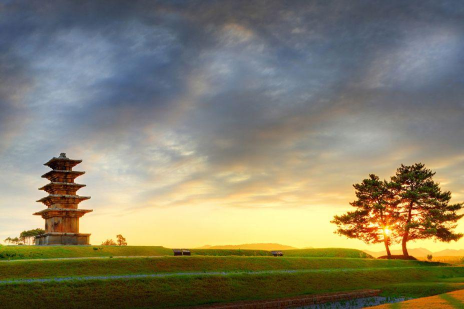 <strong>Wanggungri: </strong>The five-story pagoda at Wanggungri in Iksan, North Jeolla Province, is an iconic example of the refined architecture of the Baekje Period (18 BCE-660 CE).