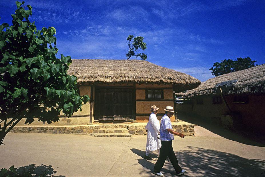 <strong>Andong Hahoe Village: </strong>Korea's most iconic folk village in North Gyeongsang Province has long been a birthplace for scholars and nobles of the Ryu family. Even Queen Elizabeth paid a visit in 1999. Visitors can sleep in a traditional Korean house and experience how Korean nobles lived for hundreds of years.